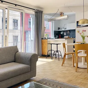 Trendy & Sunny In Apartment