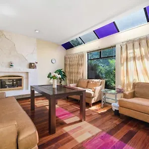 Stylish & Central Retreat - Steps From Local Attractions! Homestay
